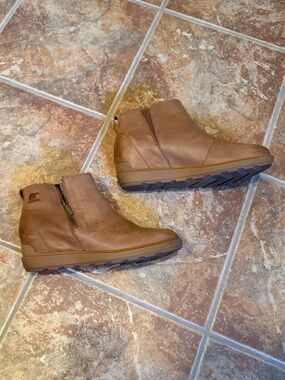 Like New SOREL Women’s Size 11 Brown Ankle Boots